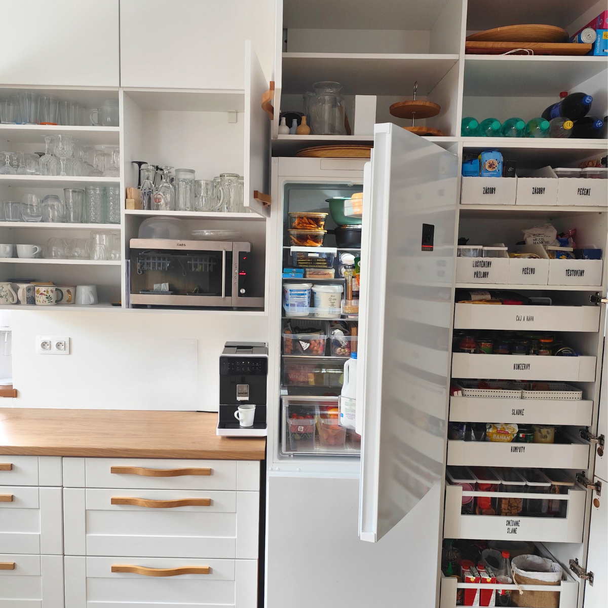 Organizované dózy a úložné nádoby v domácnosti